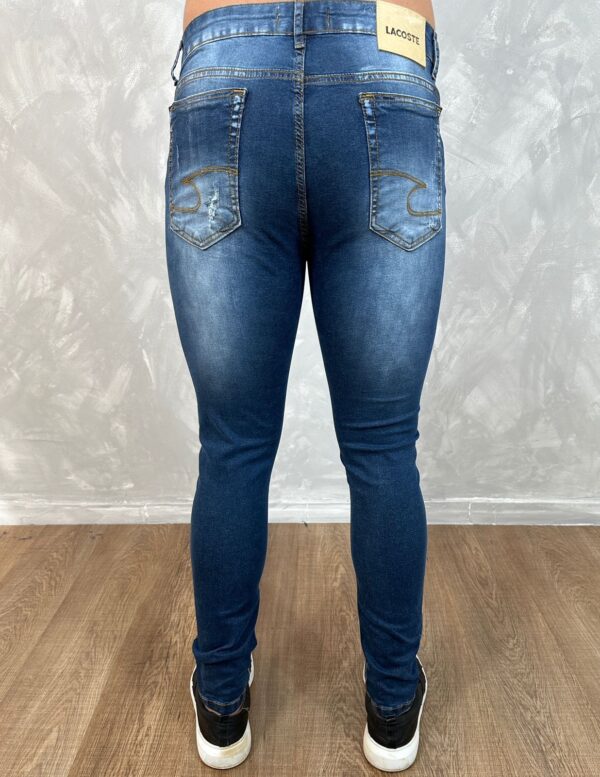 Calça Jeans Lacoste – Design Urbano e Conforto que Impressiona - Image 3