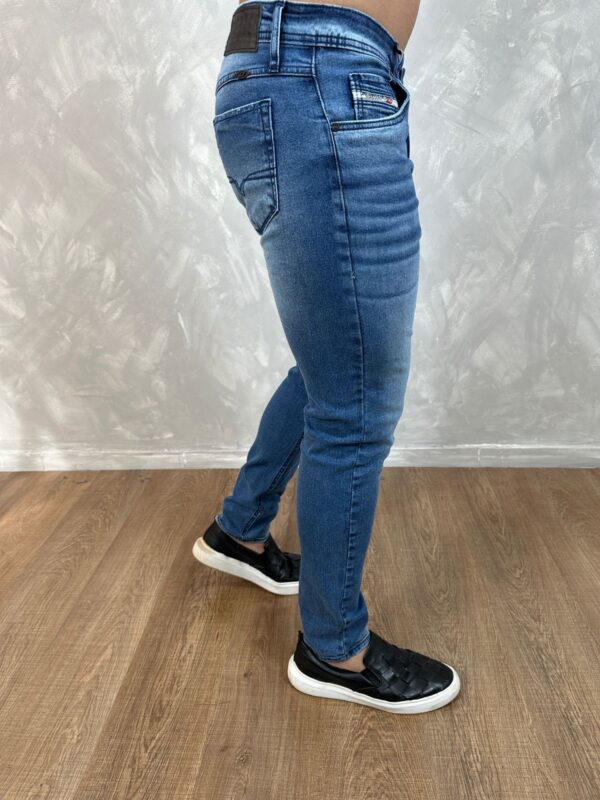 Calça Jeans Diesel | Estilo Rebelde, Conforto e Atitude em Cada Detalhe! - Image 3