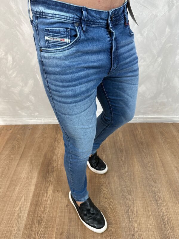 Calça Jeans Diesel | Estilo Rebelde, Conforto e Atitude em Cada Detalhe! - Image 4