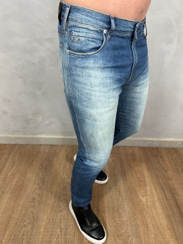 Calça Jeans Armani DFC | Elegância e Conforto em Denim Premium - Image 2