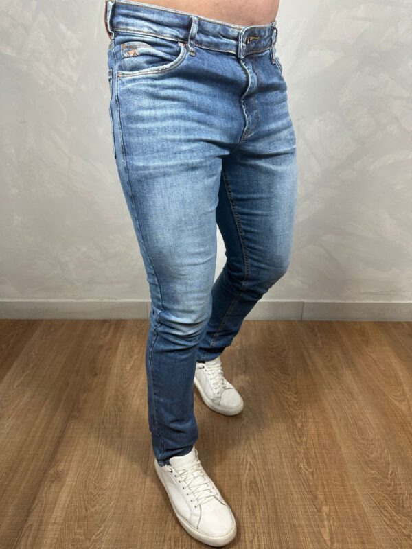 Calça Jeans Masculina Armani – Corte Slim e Lavagem Escura - Image 2