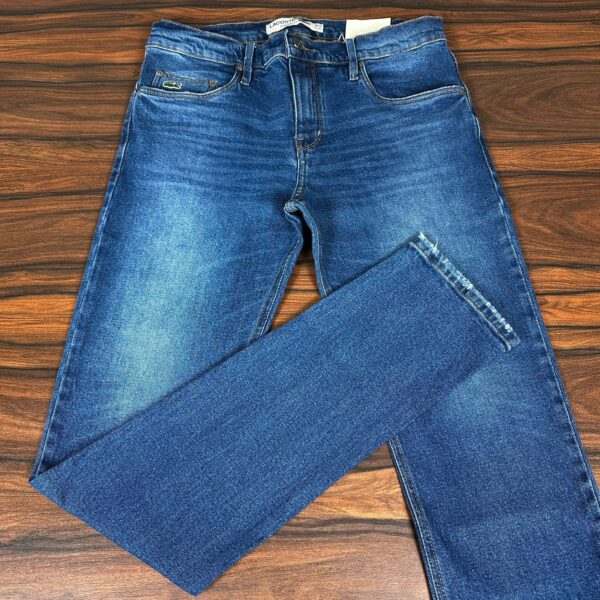 Calça Jeans Masculina Lacoste – Corte Slim, Lavagem Escura e Estilo Autêntico - Image 4