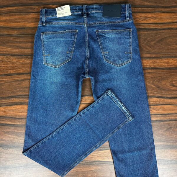 Calça Jeans Masculina Lacoste – Corte Slim, Lavagem Escura e Estilo Autêntico - Image 5