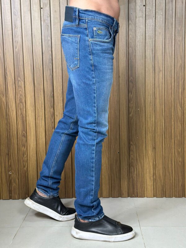Calça Jeans Masculina Lacoste – Corte Slim, Lavagem Escura e Estilo Autêntico - Image 2