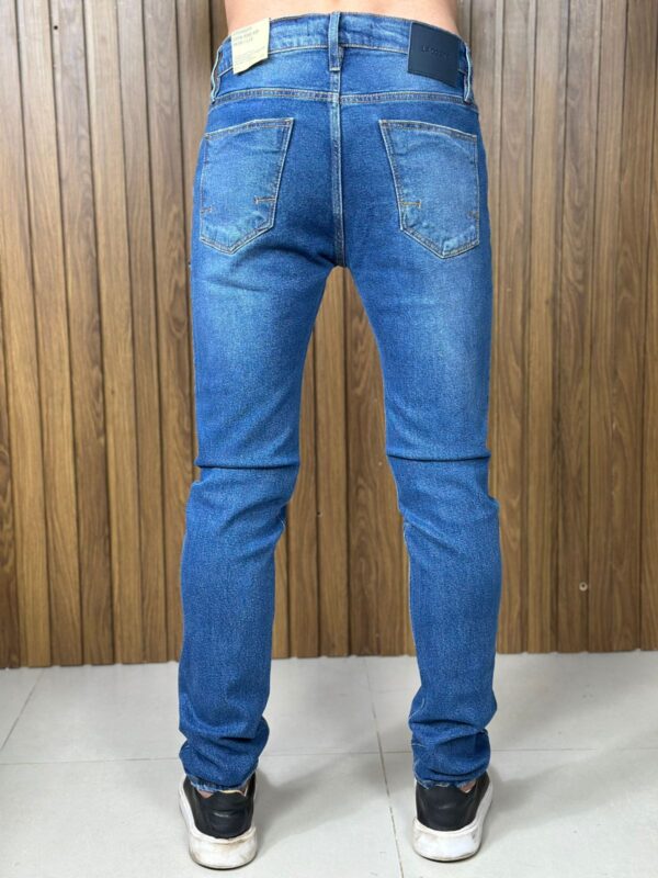 Calça Jeans Masculina Lacoste – Corte Slim, Lavagem Escura e Estilo Autêntico - Image 3