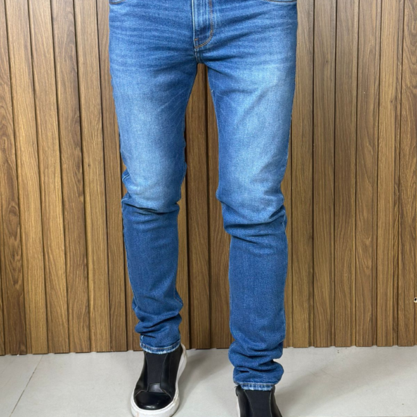 Calça Jeans Masculina Lacoste – Corte Slim, Lavagem Escura e Estilo Autêntico